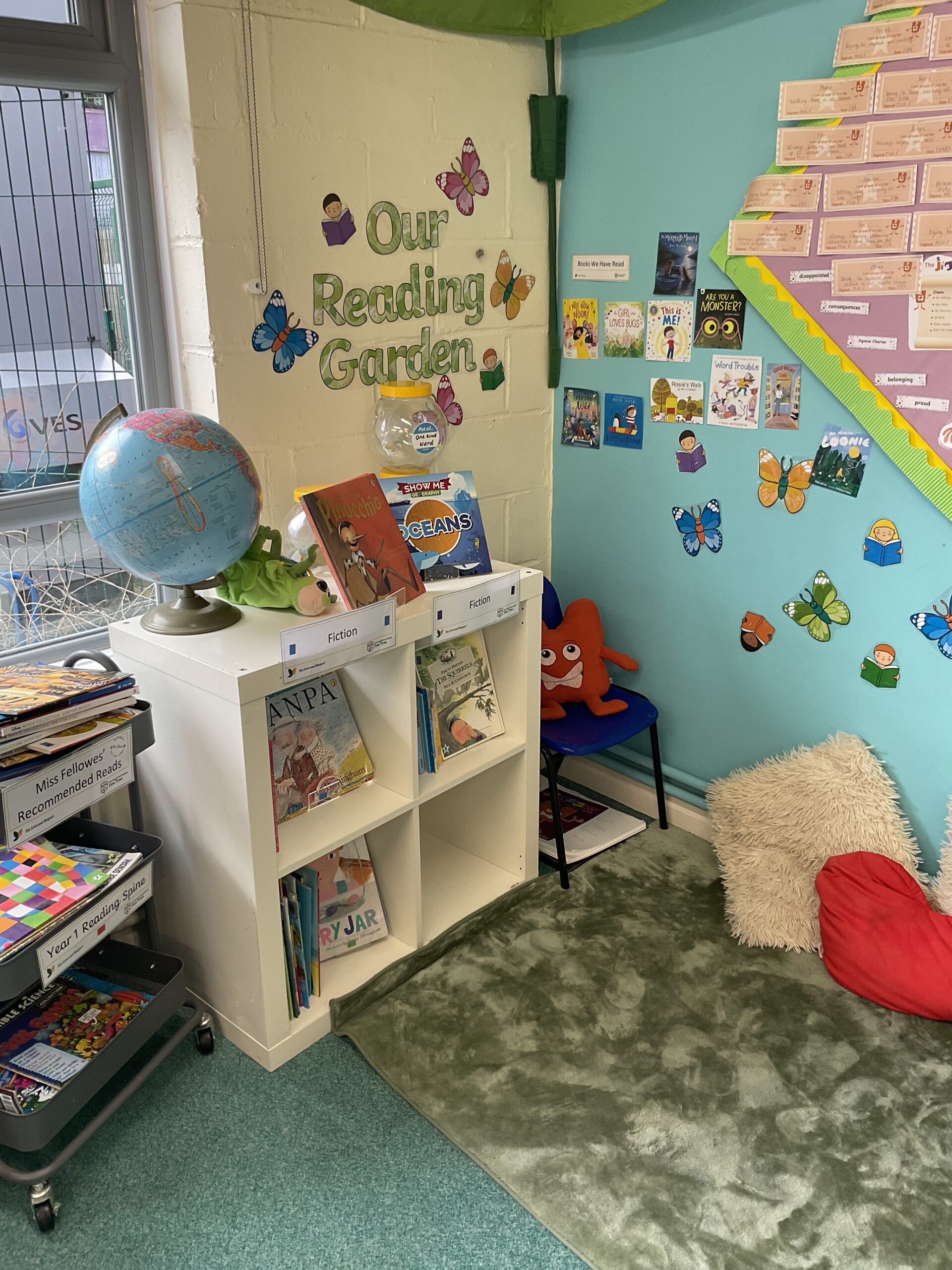 Book corner classroom, Book corner eyfs, 2nd grade classroom